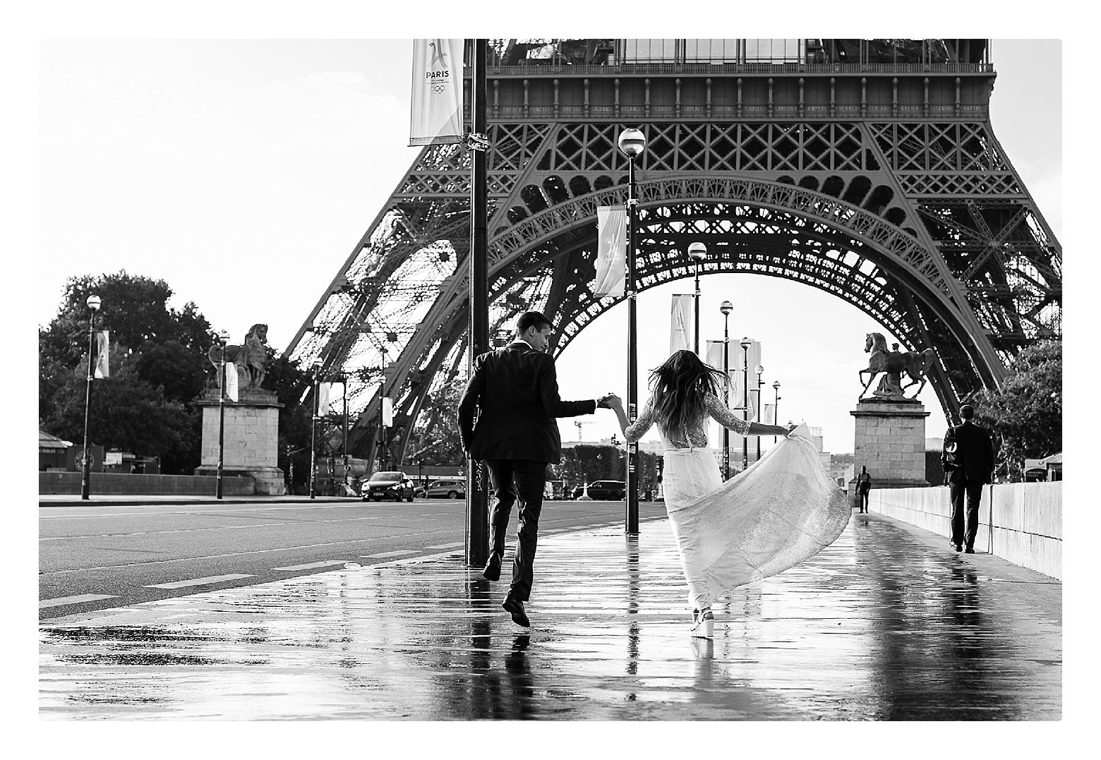 Black and white image of a bride and groom in Paris