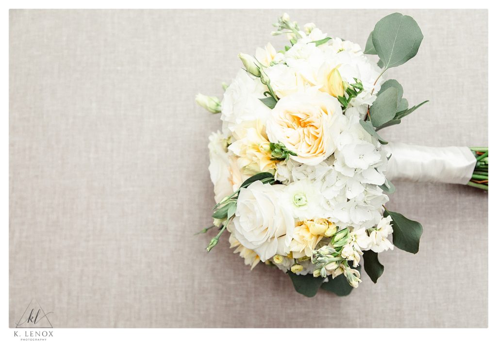 Bouquet with some depth in colors of  light yellow, ivory and white. Bouquet with a base of hydrangea and add flowers such as dahlias, pale yellow stock, butter yellow roses, pale yellow lisianthus etc